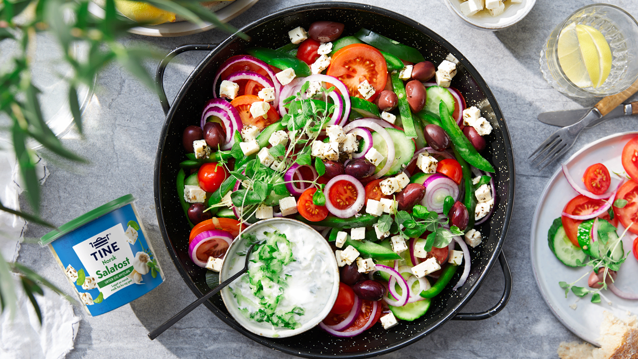 Salatost urter og hvitløk