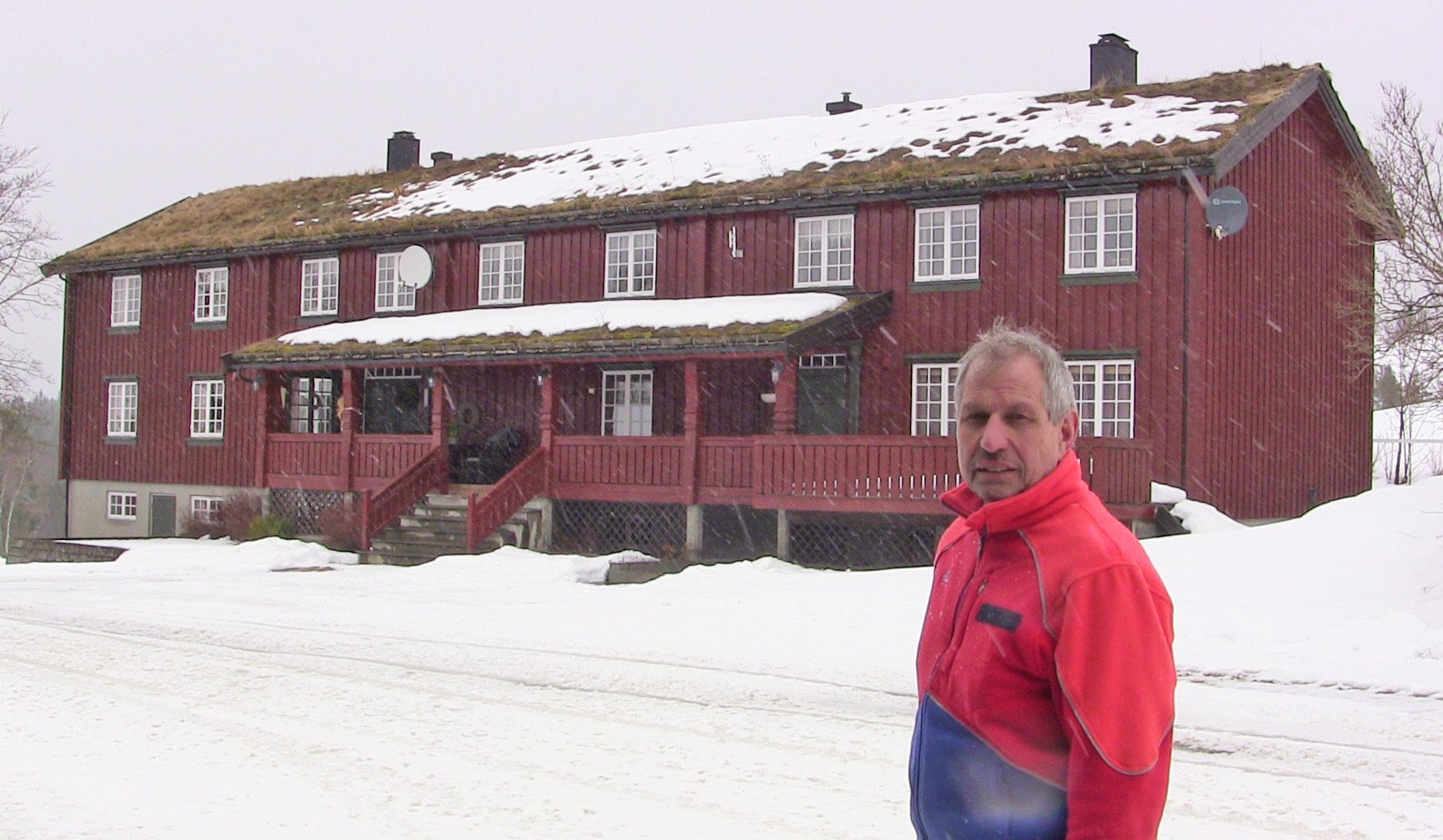 Lars Inge Røen foran våningshuset