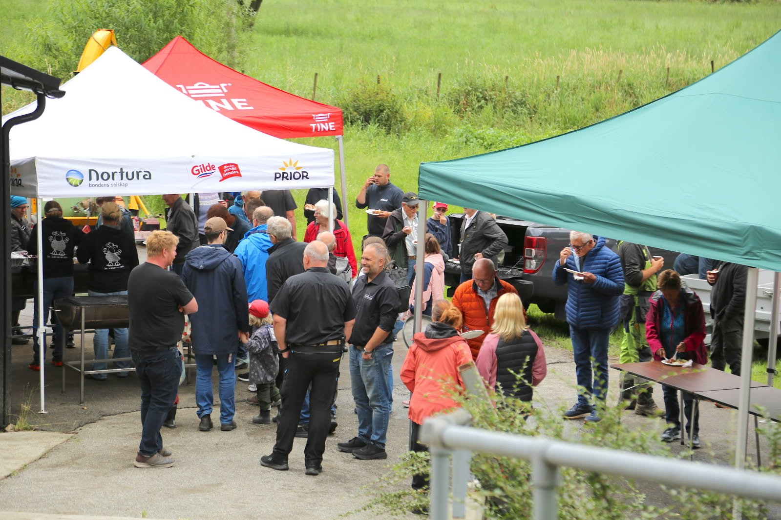 Folkeliv på fjøsåpning av geitefjøs i Gjesdal